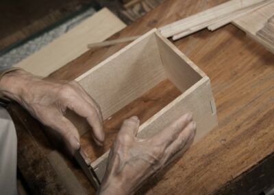 Le Sashimono-kiji est la technique d'assemblage des planches de bois.